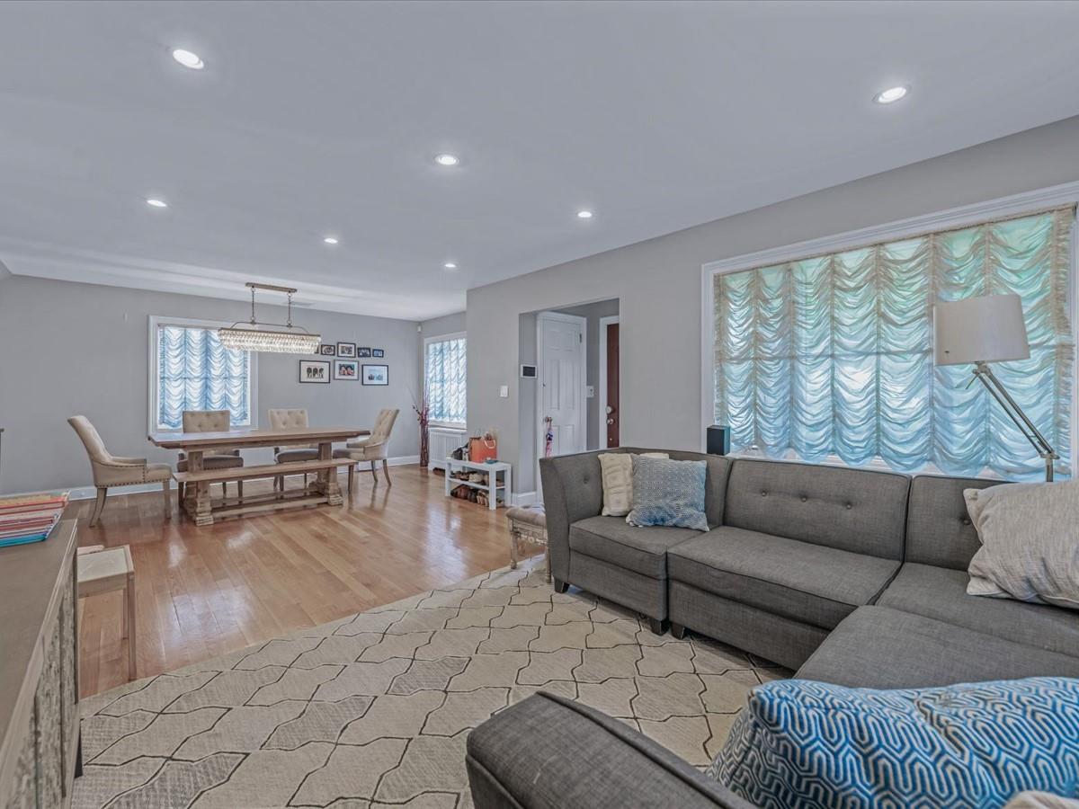 18 Ashland Avenue, New Hyde Park, NY 11040