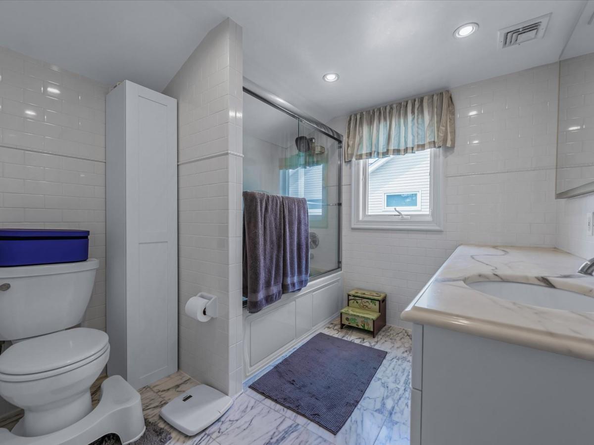 18 Ashland Avenue, New Hyde Park, NY 11040