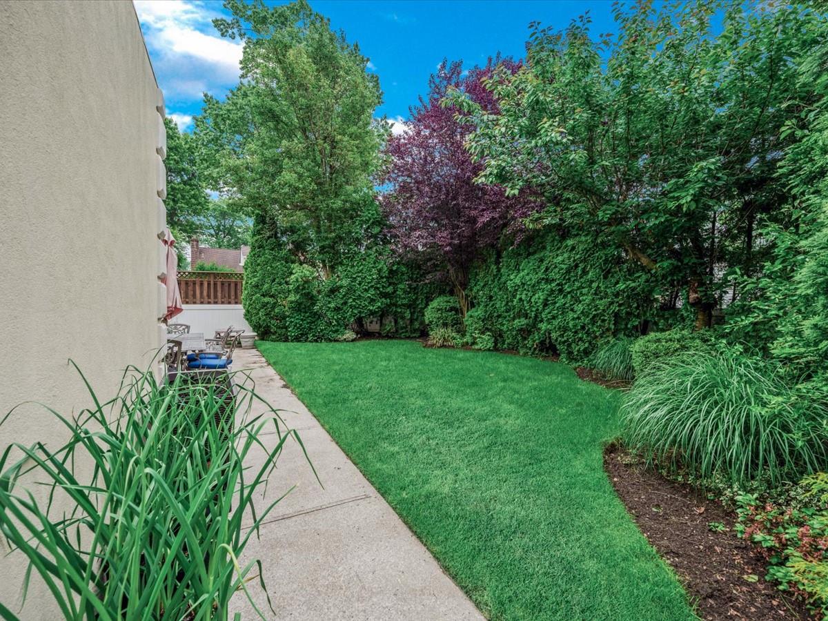 18 Ashland Avenue, New Hyde Park, NY 11040