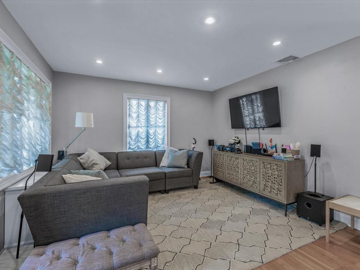 18 Ashland Avenue, New Hyde Park, NY 11040