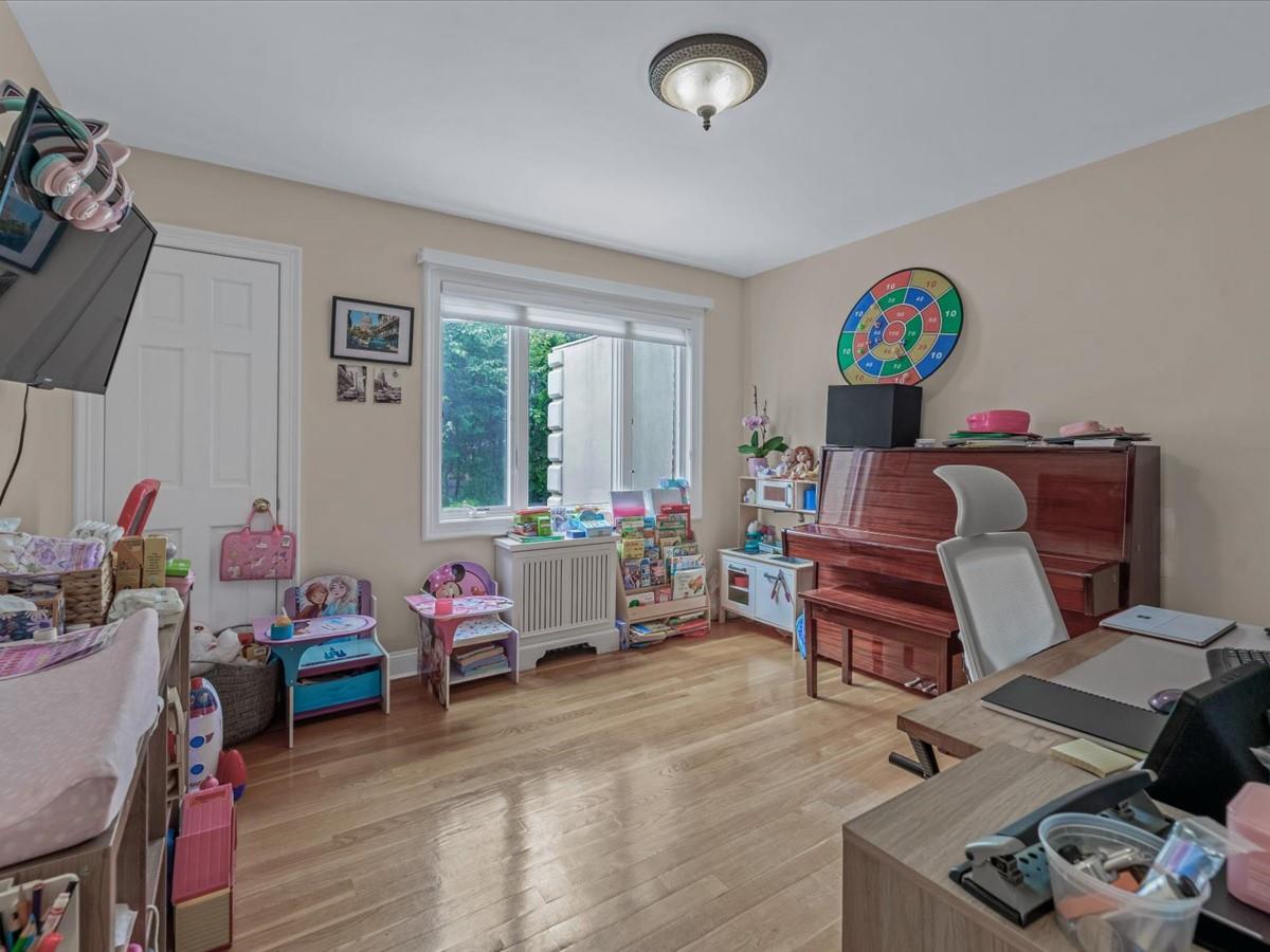 18 Ashland Avenue, New Hyde Park, NY 11040