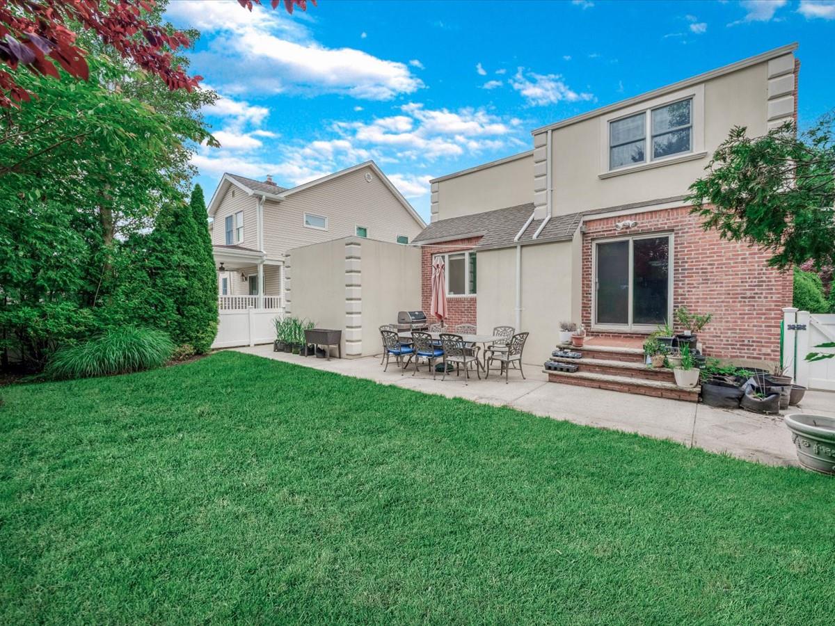 18 Ashland Avenue, New Hyde Park, NY 11040