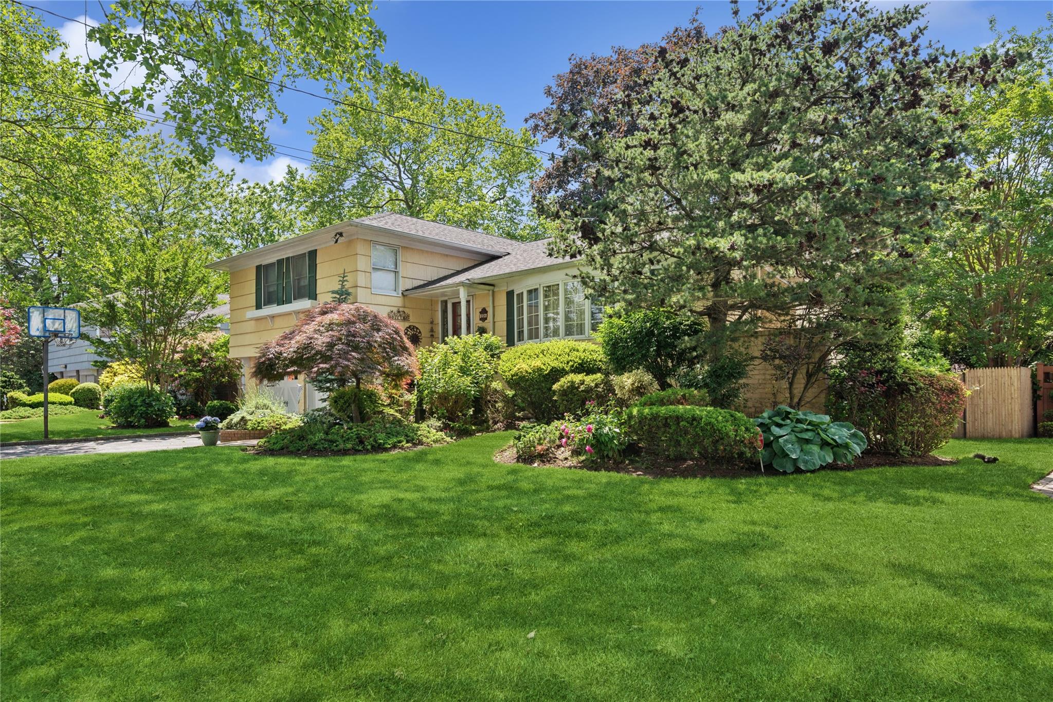 221 Somerset Drive, Hewlett, NY 11557