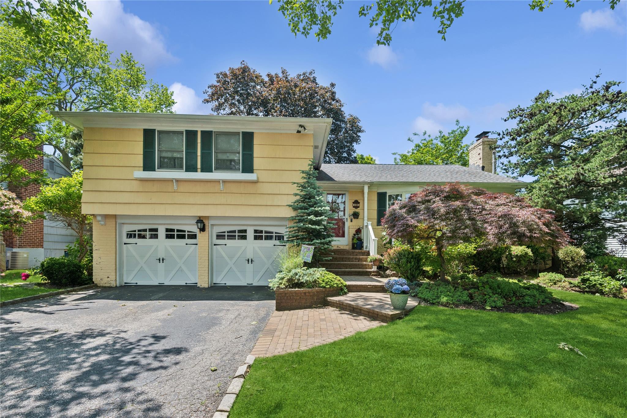 221 Somerset Drive, Hewlett, NY 11557