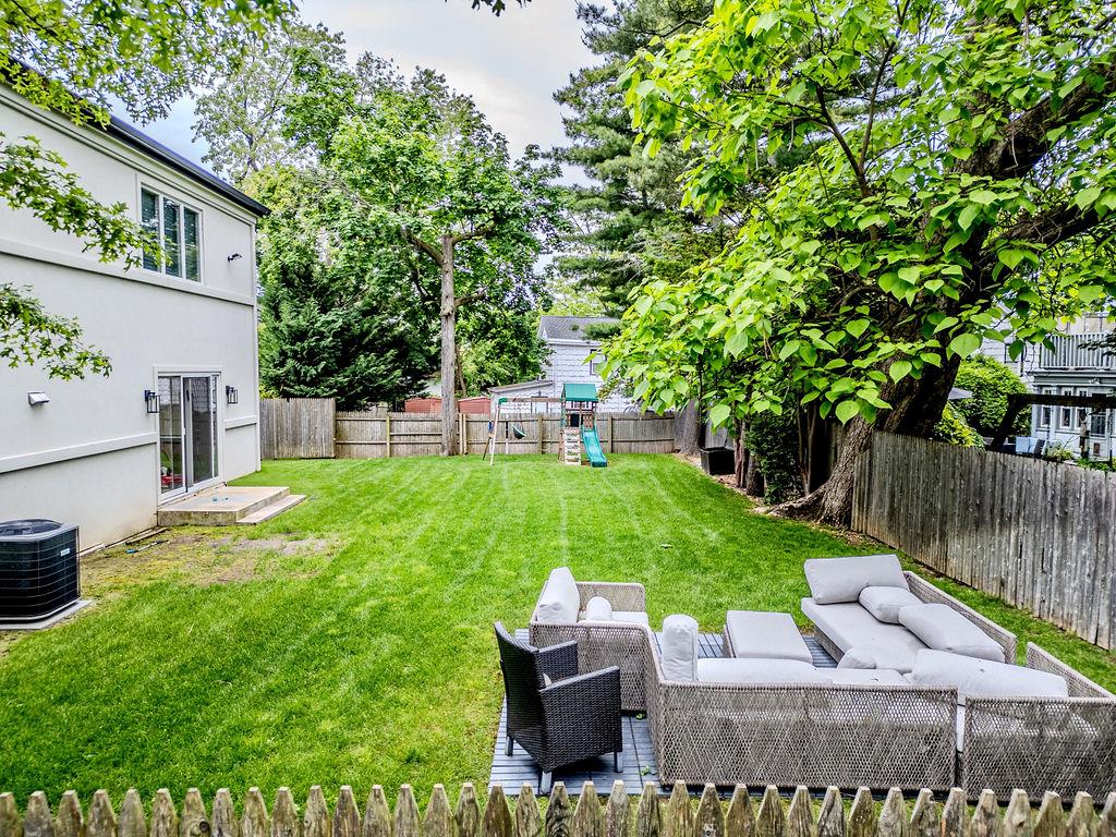 8 Stuyvesant Place, Lawrence, NY 11559