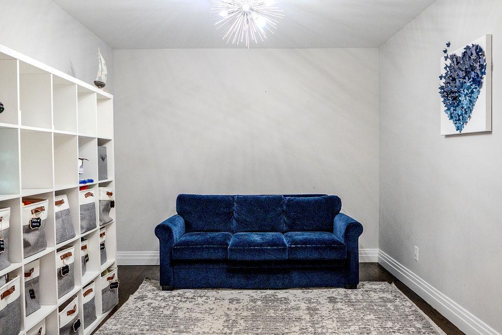 8 Stuyvesant Place, Lawrence, NY 11559