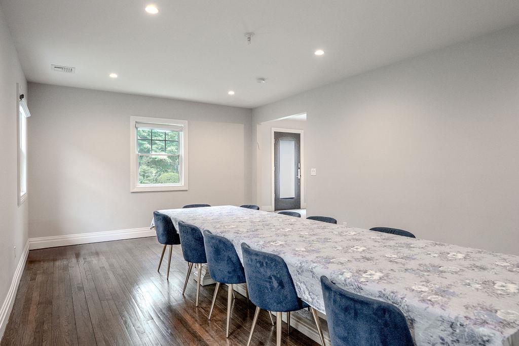 8 Stuyvesant Place, Lawrence, NY 11559