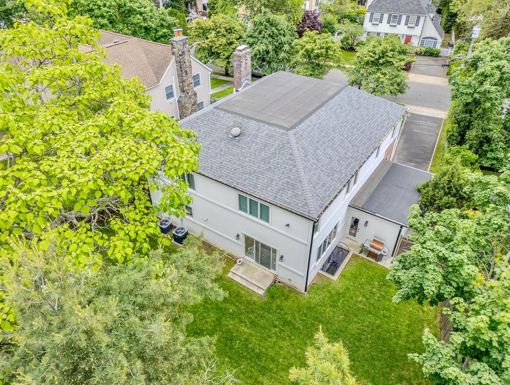 8 Stuyvesant Place, Lawrence, NY 11559