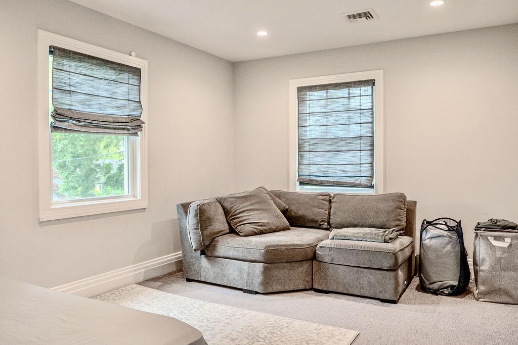 8 Stuyvesant Place, Lawrence, NY 11559