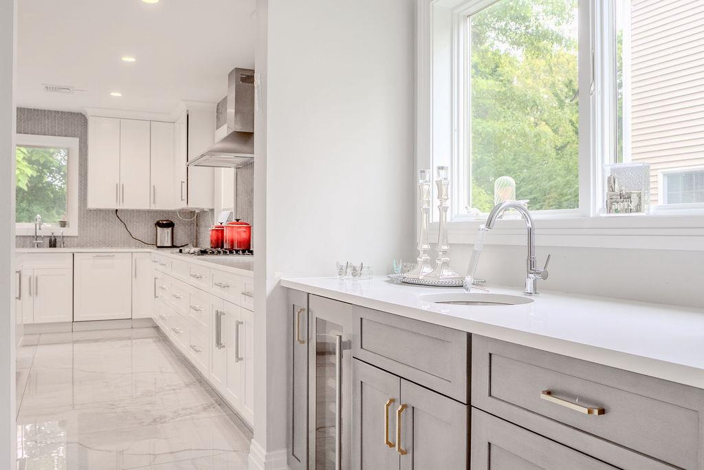 8 Stuyvesant Place, Lawrence, NY 11559