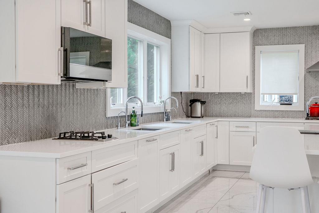 8 Stuyvesant Place, Lawrence, NY 11559