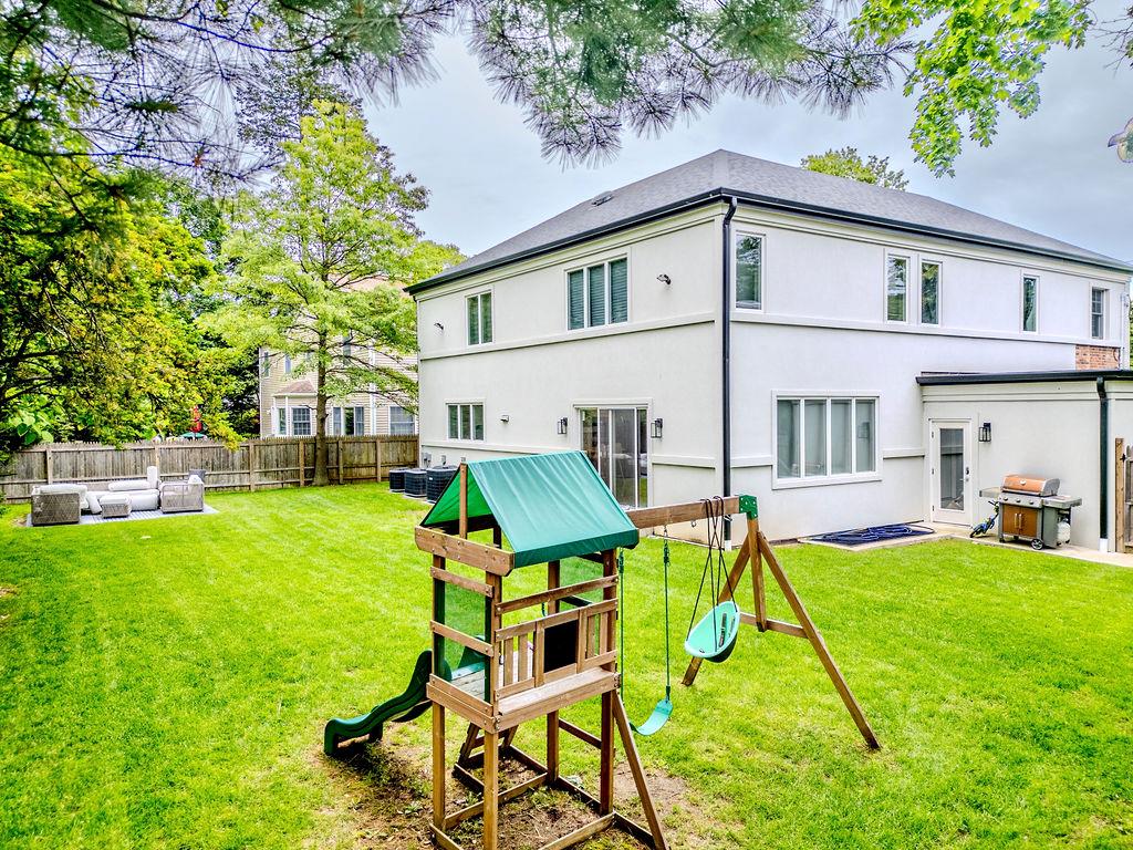 8 Stuyvesant Place, Lawrence, NY 11559