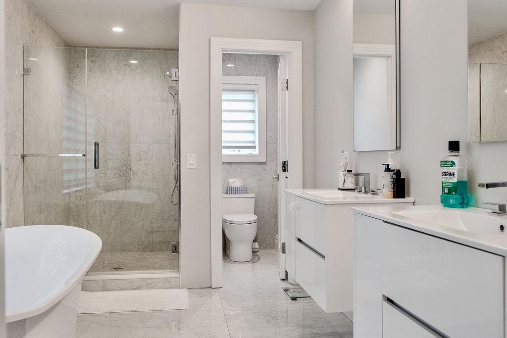 8 Stuyvesant Place, Lawrence, NY 11559