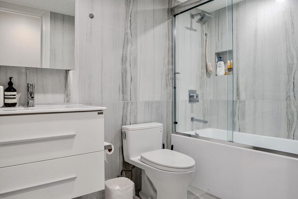 8 Stuyvesant Place, Lawrence, NY 11559