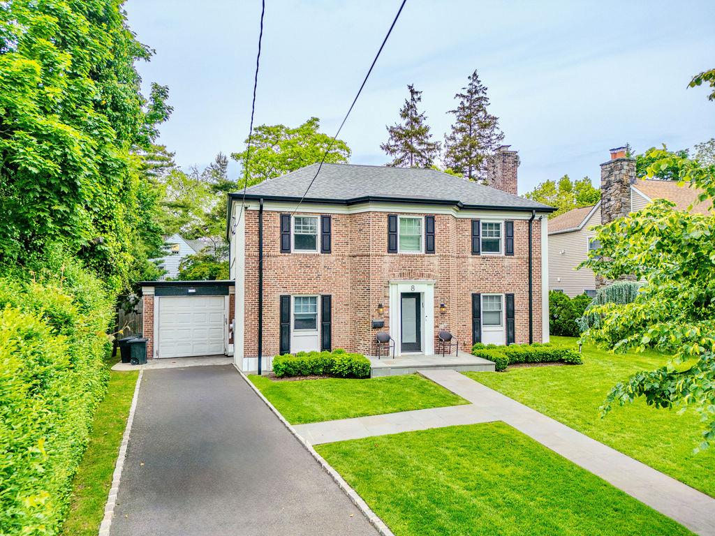 8 Stuyvesant Place, Lawrence, NY 11559