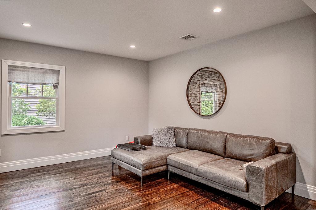 8 Stuyvesant Place, Lawrence, NY 11559