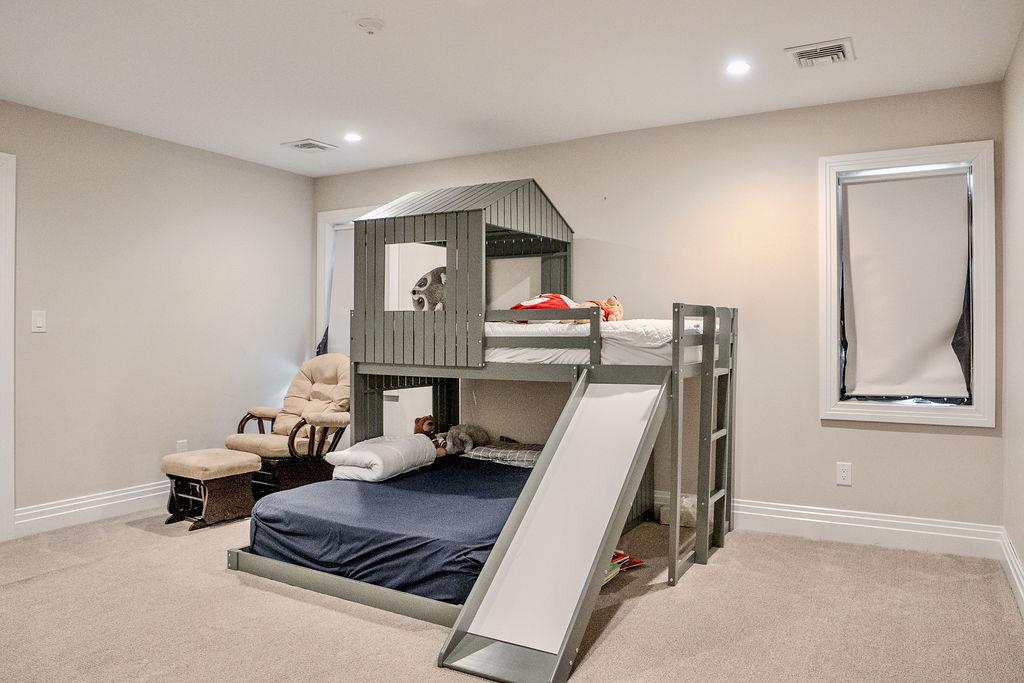 8 Stuyvesant Place, Lawrence, NY 11559