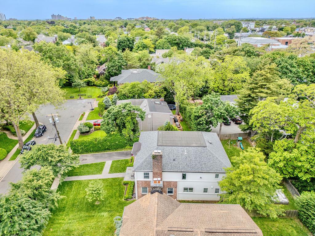 8 Stuyvesant Place, Lawrence, NY 11559