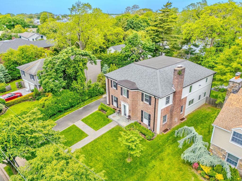 8 Stuyvesant Place, Lawrence, NY 11559