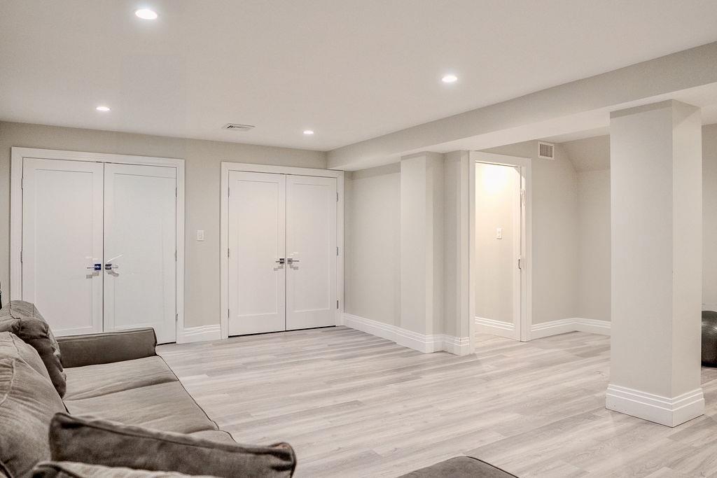 8 Stuyvesant Place, Lawrence, NY 11559