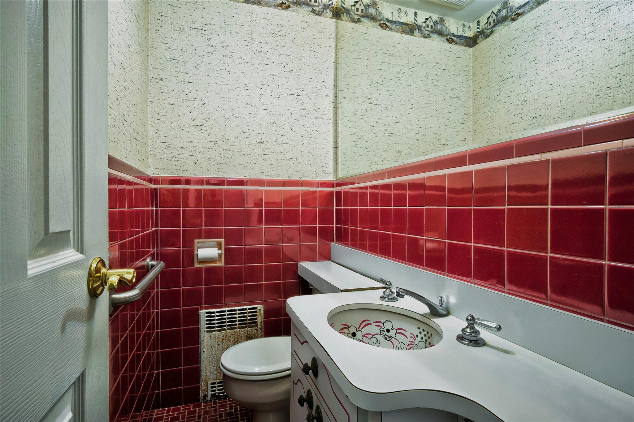 1310 Surrey Place, Rockville Centre, NY 11570