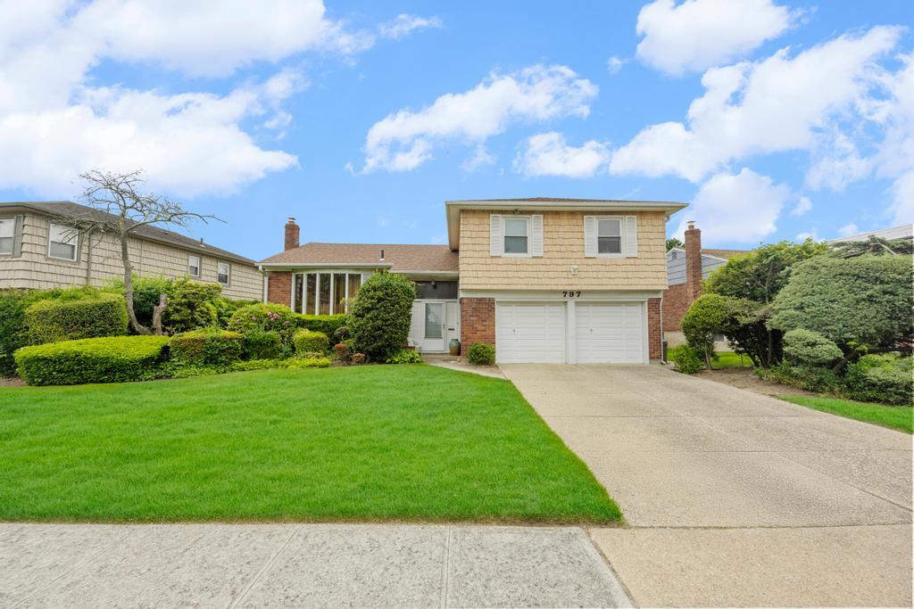 797 Caldwell Avenue, North Woodmere, NY 11581