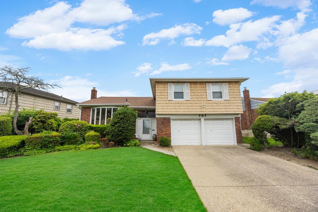 797 Caldwell Avenue, North Woodmere, NY 11581