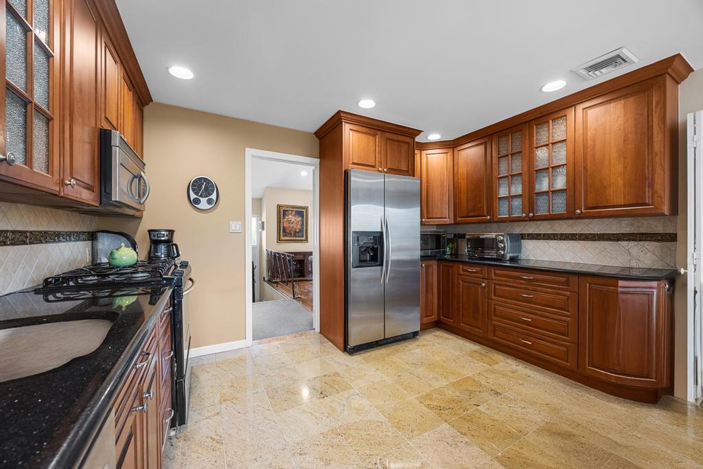 797 Caldwell Avenue, North Woodmere, NY 11581