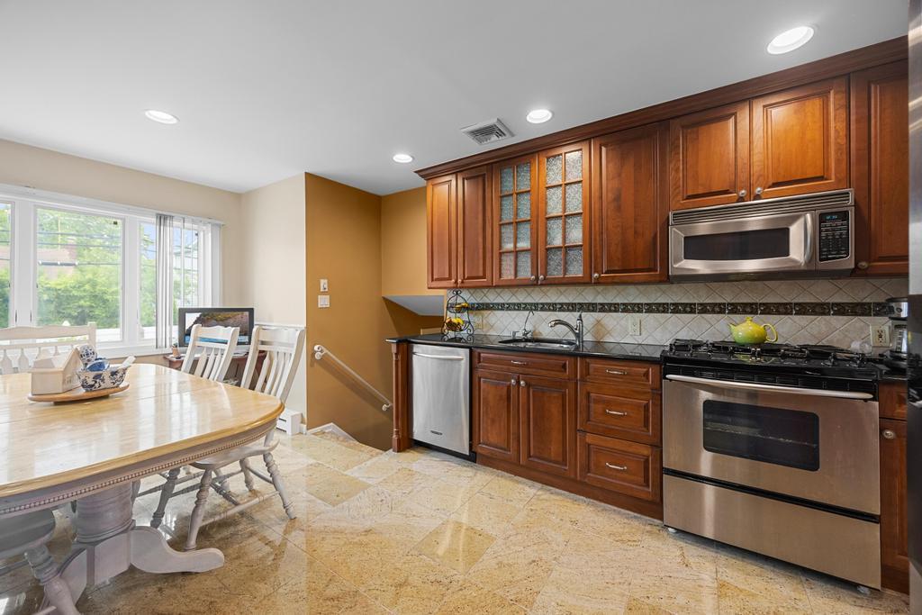 797 Caldwell Avenue, North Woodmere, NY 11581