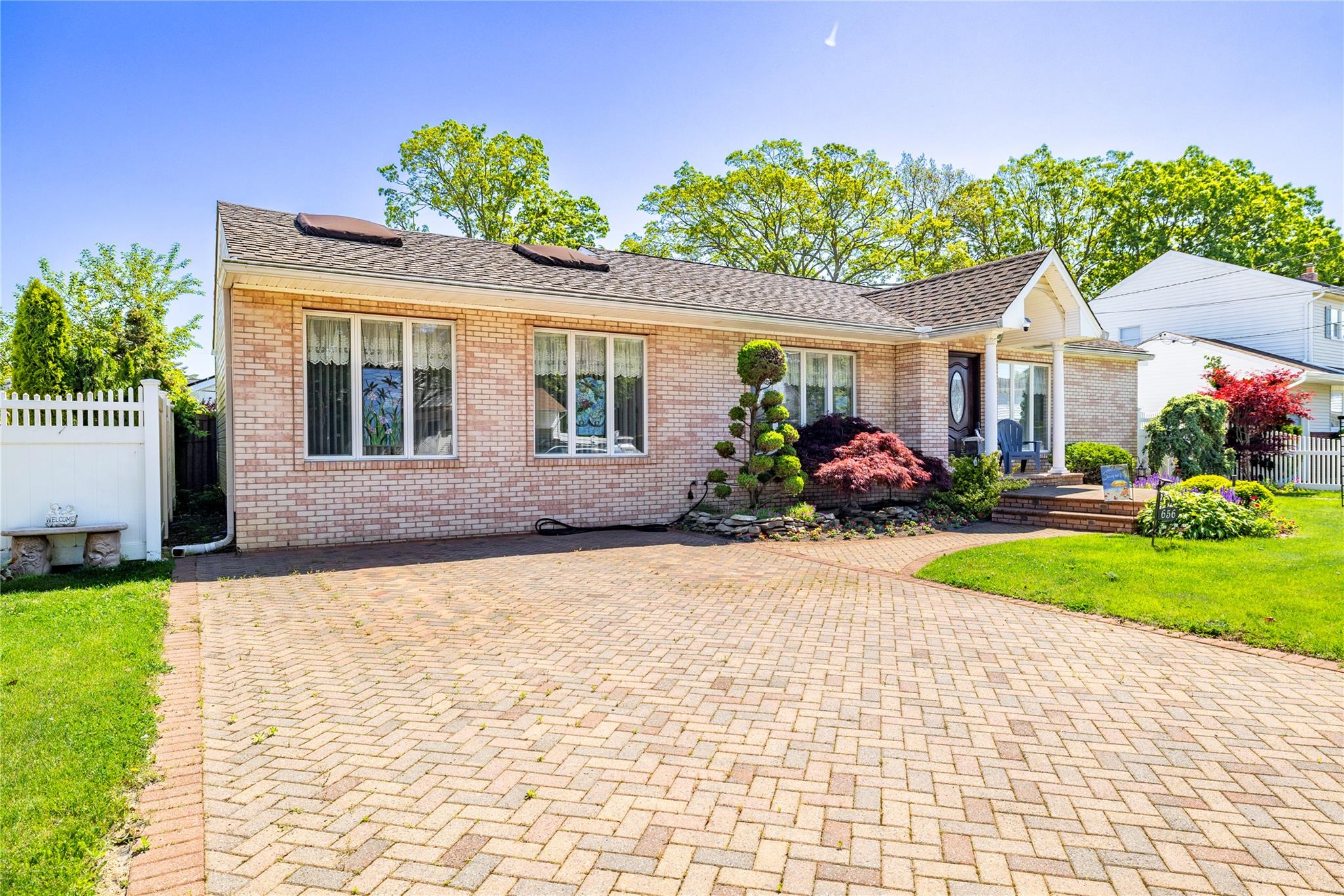 656 N Greene Avenue, Lindenhurst, NY 11757