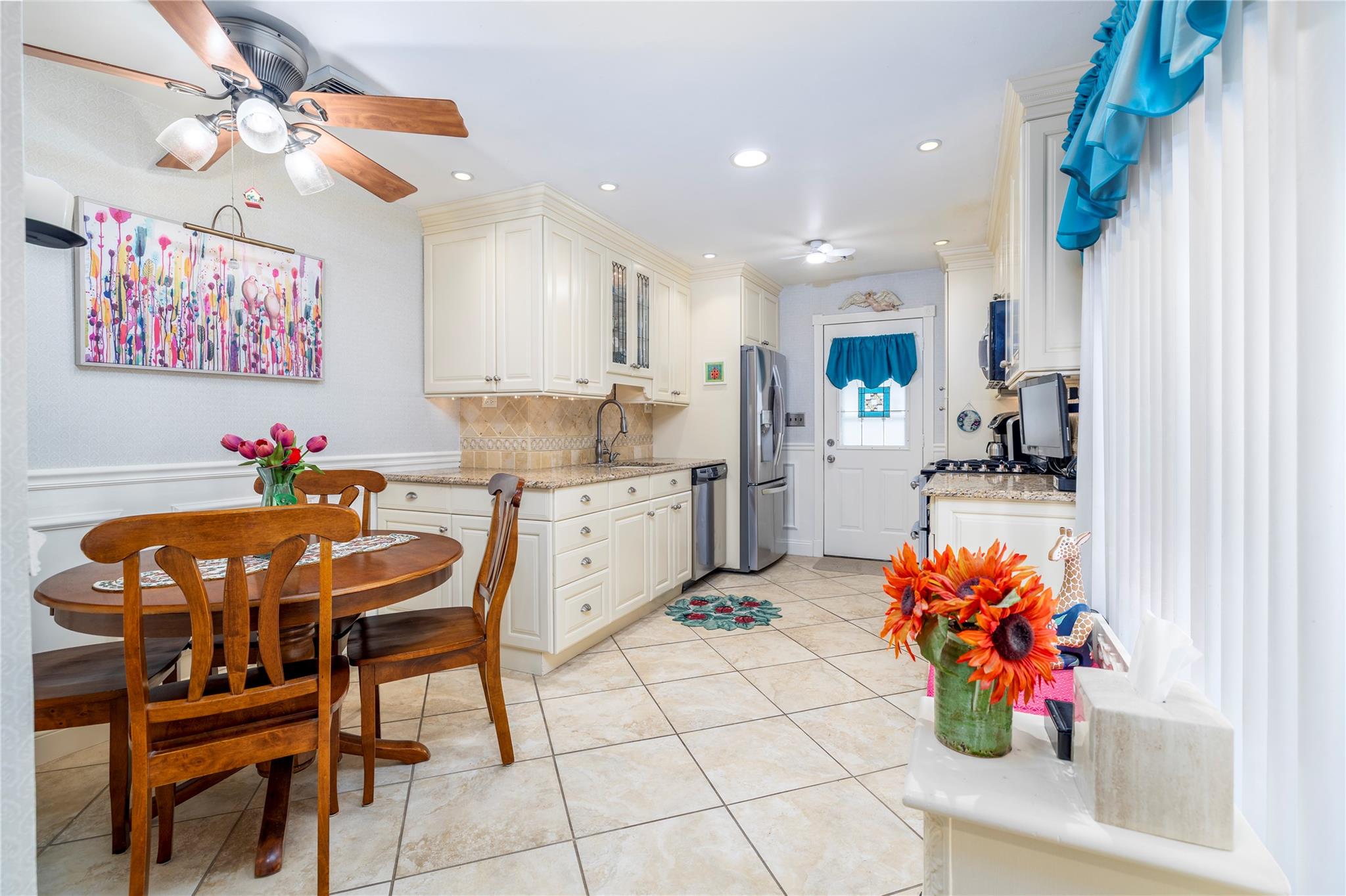 656 N Greene Avenue, Lindenhurst, NY 11757