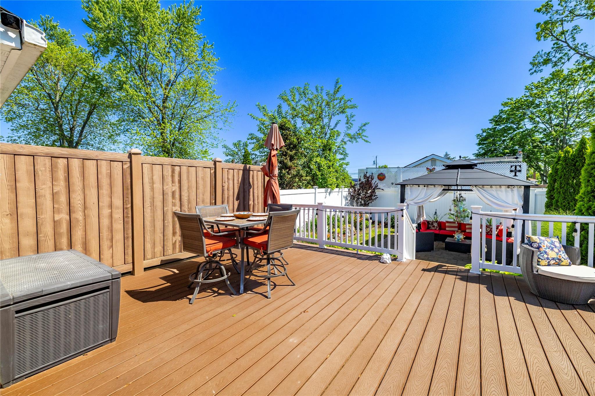 656 N Greene Avenue, Lindenhurst, NY 11757