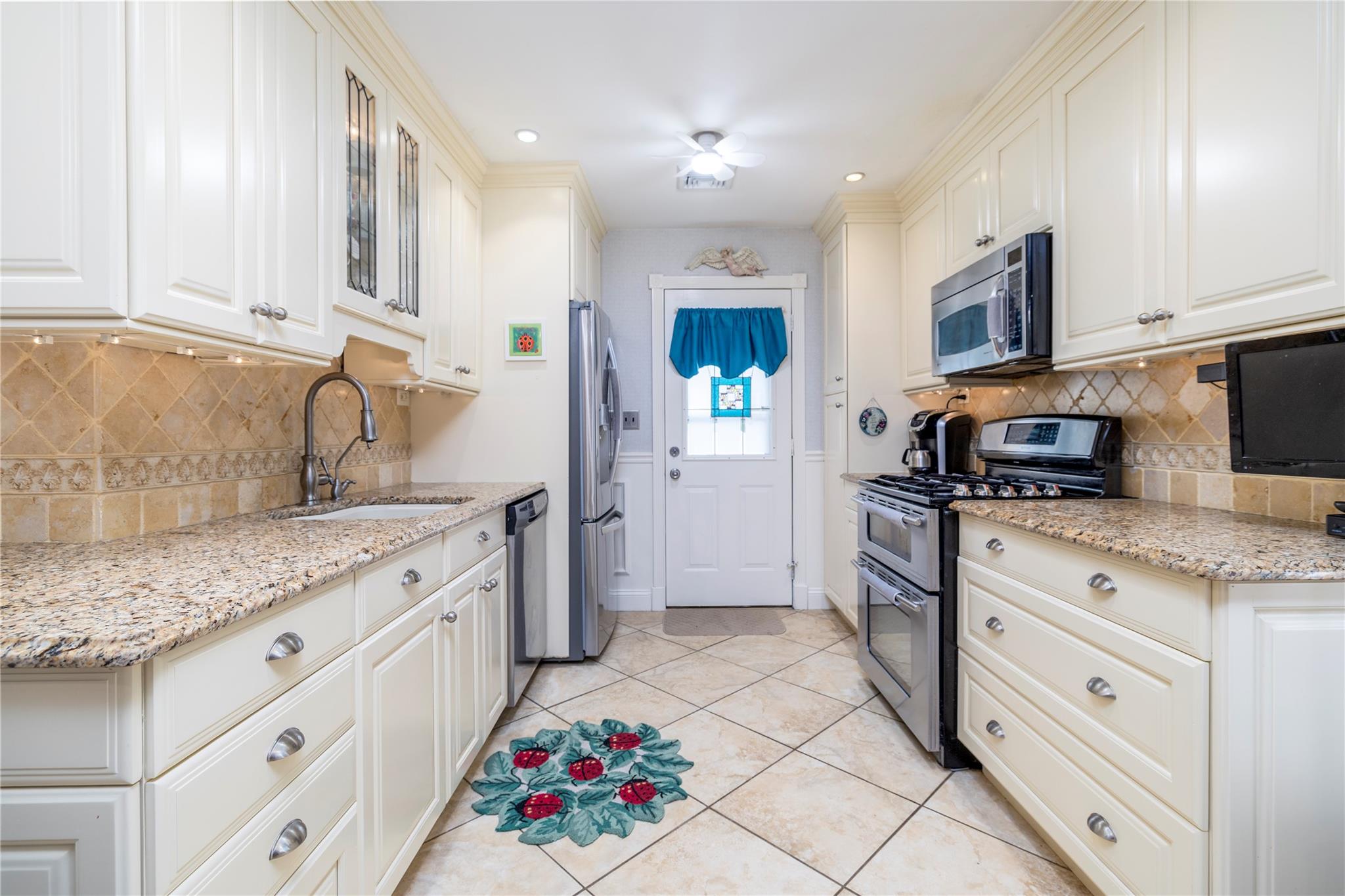 656 N Greene Avenue, Lindenhurst, NY 11757