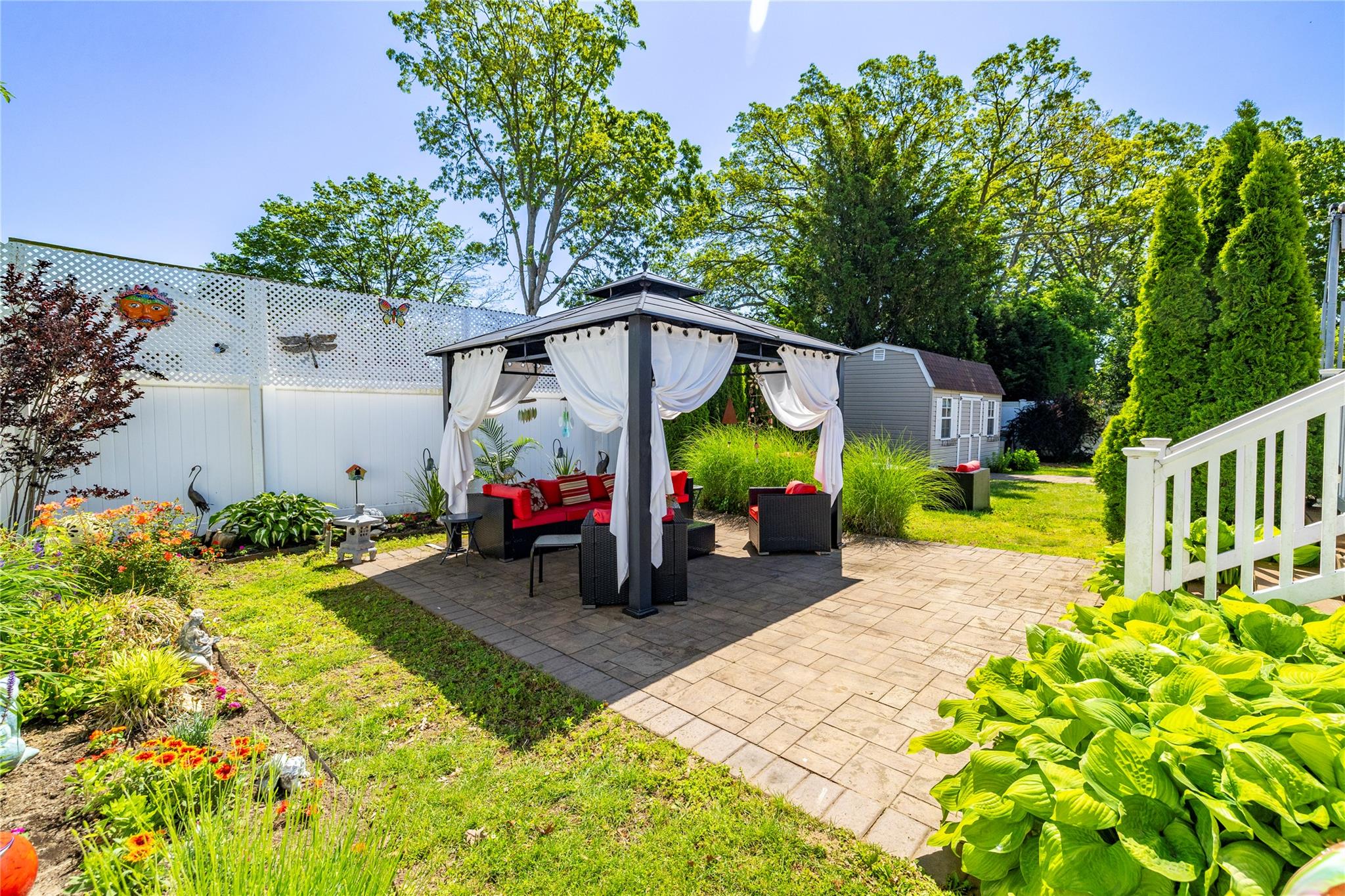 656 N Greene Avenue, Lindenhurst, NY 11757