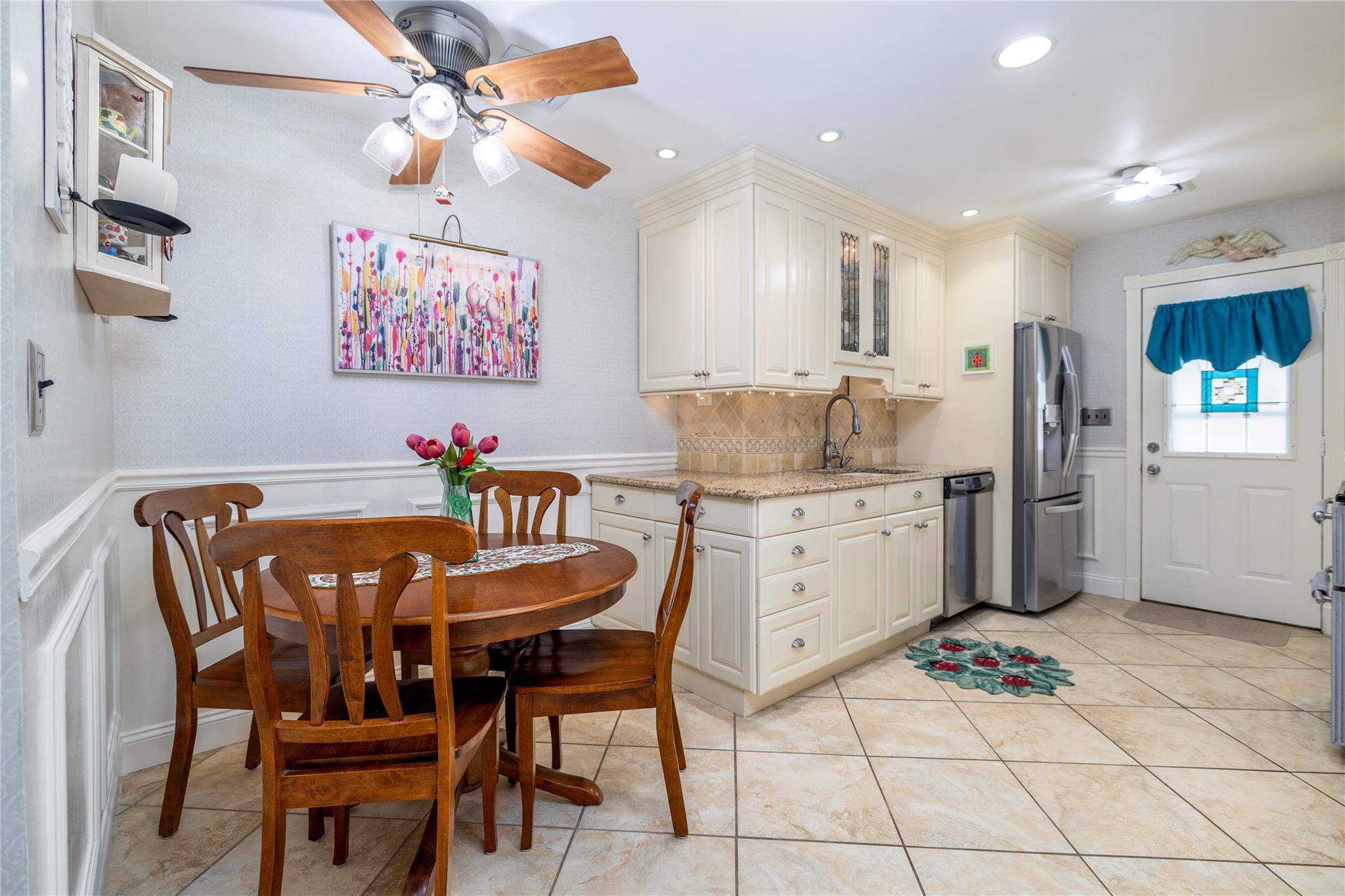 656 N Greene Avenue, Lindenhurst, NY 11757