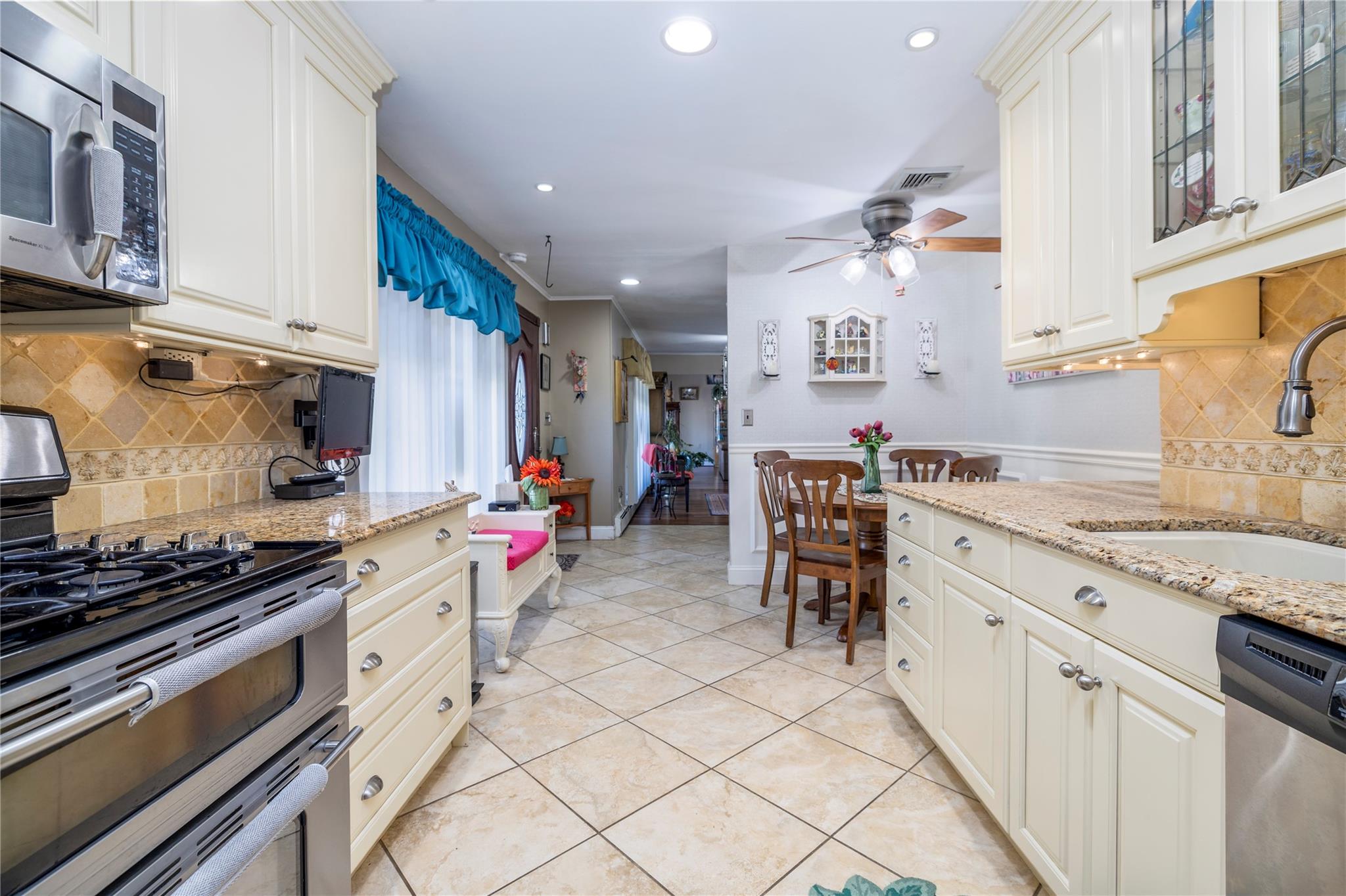 656 N Greene Avenue, Lindenhurst, NY 11757