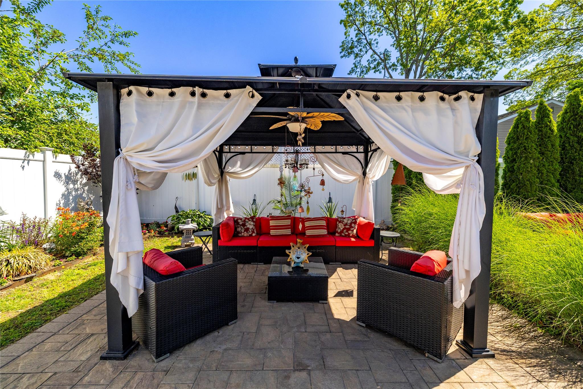 656 N Greene Avenue, Lindenhurst, NY 11757