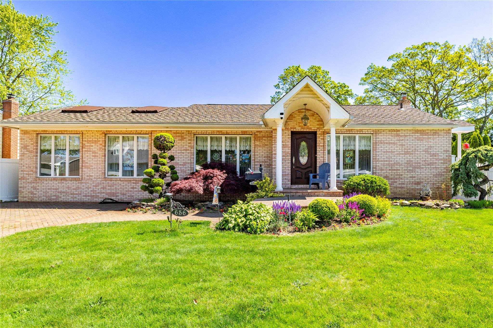 656 N Greene Avenue, Lindenhurst, NY 11757