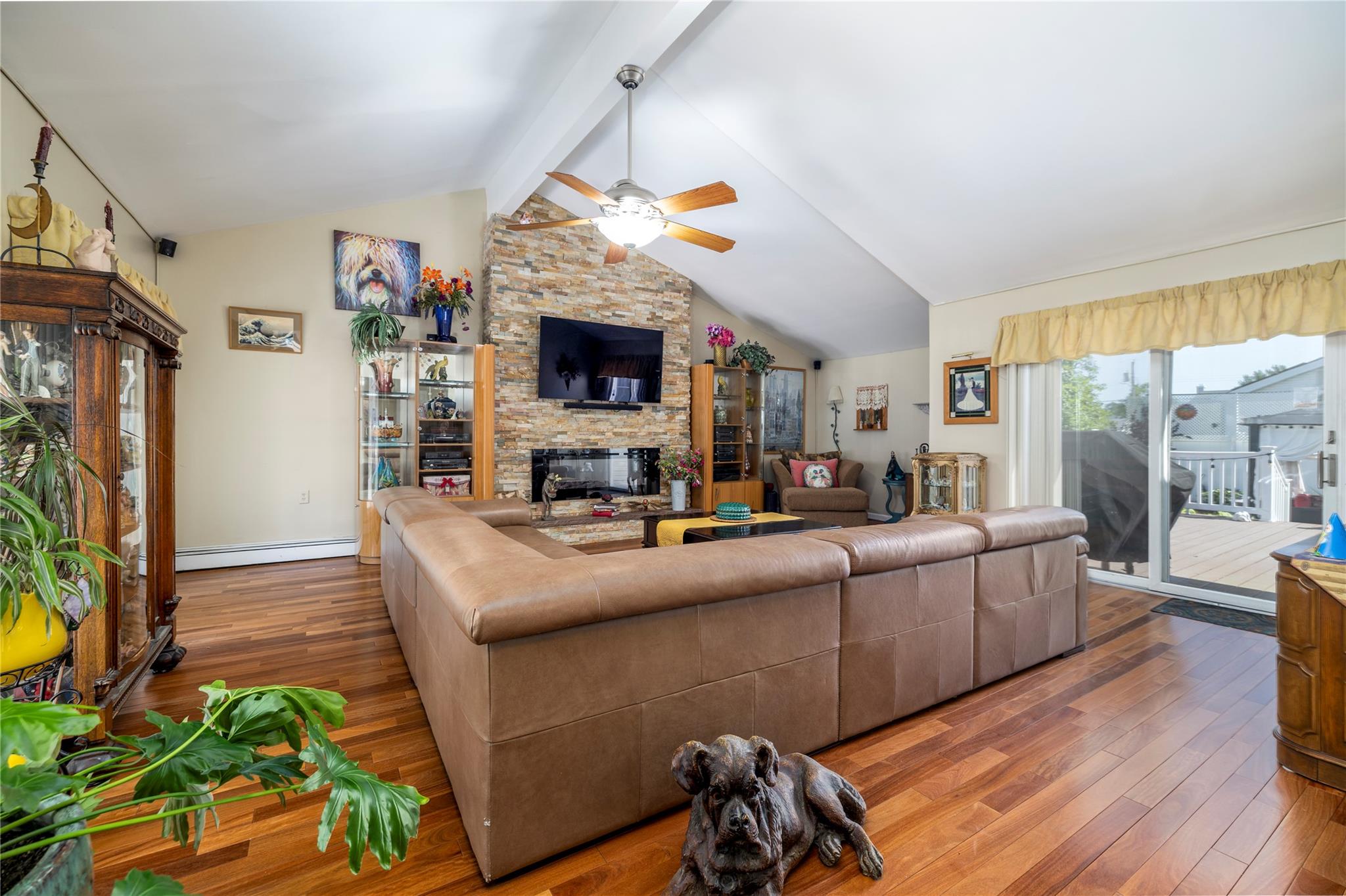 656 N Greene Avenue, Lindenhurst, NY 11757