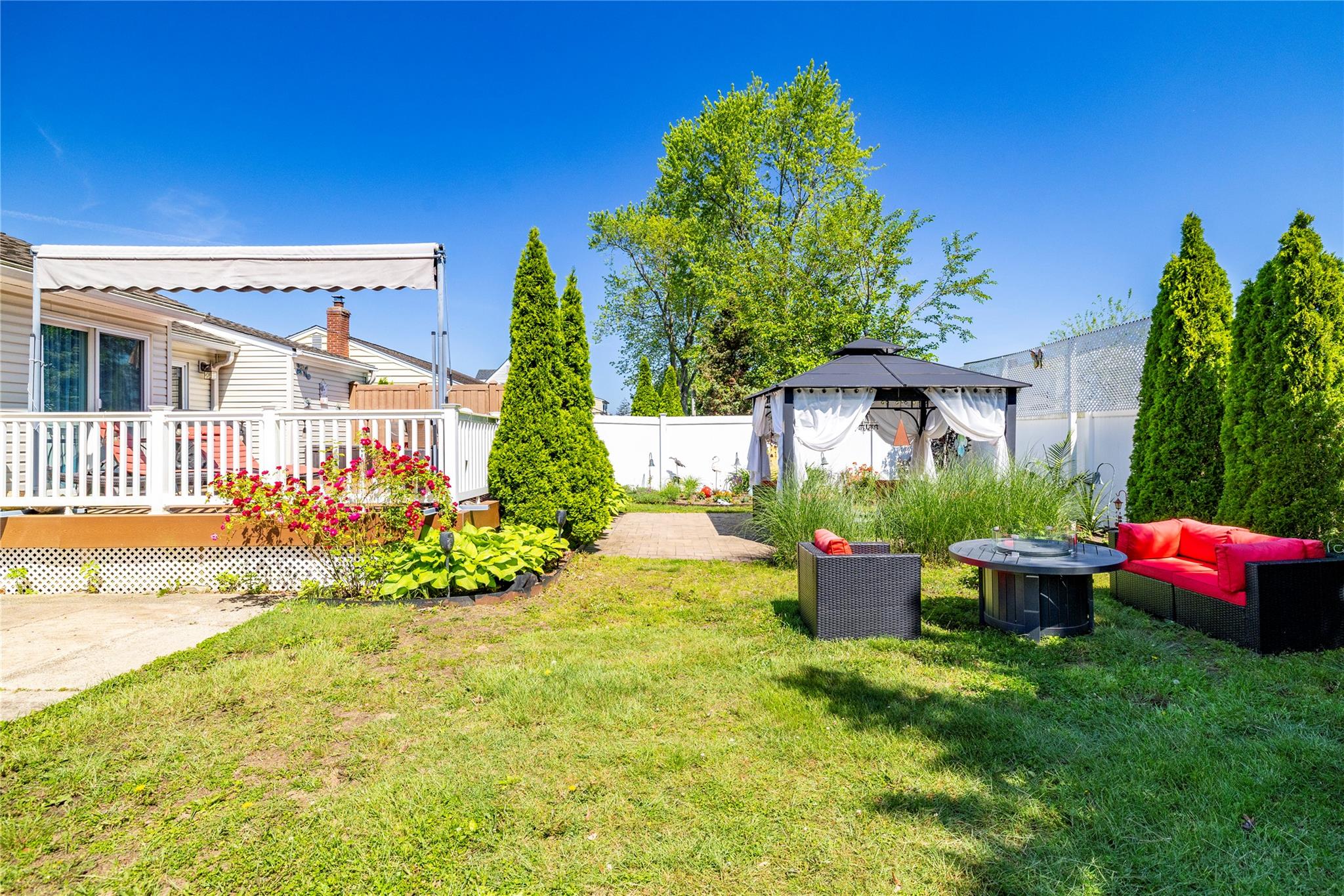 656 N Greene Avenue, Lindenhurst, NY 11757