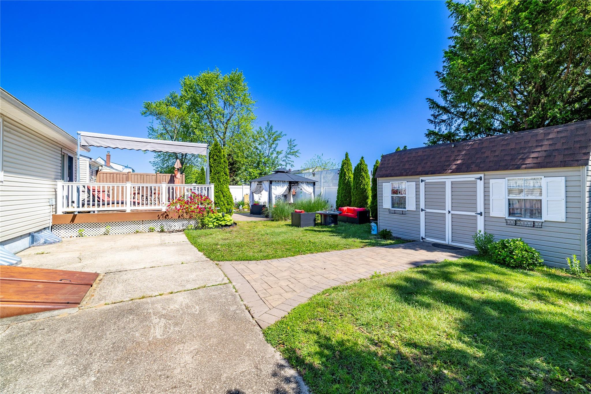 656 N Greene Avenue, Lindenhurst, NY 11757