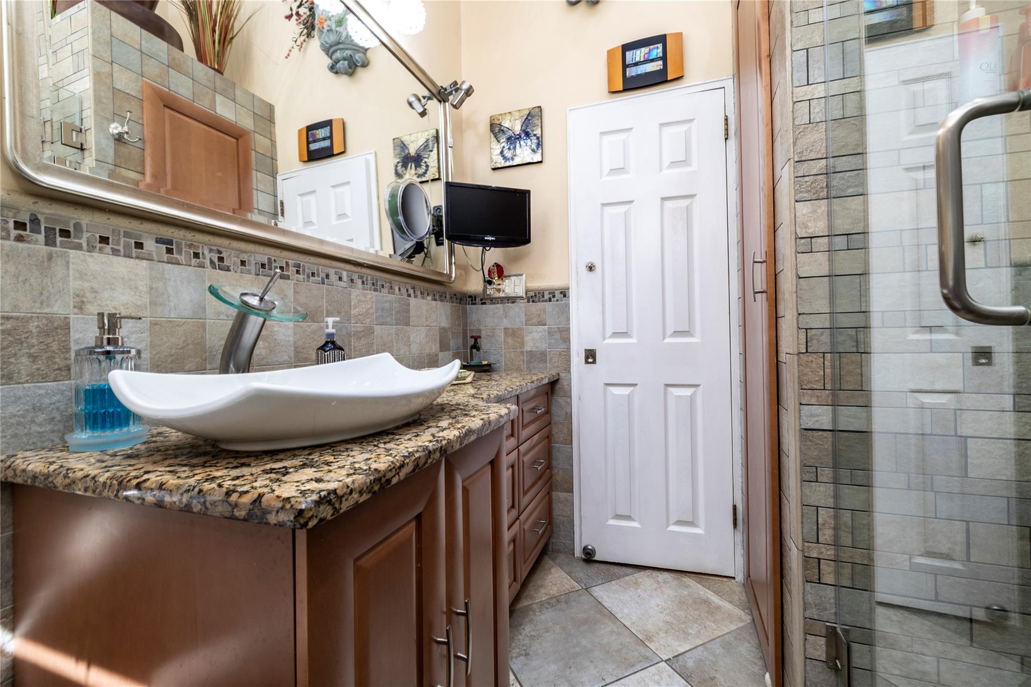 656 N Greene Avenue, Lindenhurst, NY 11757