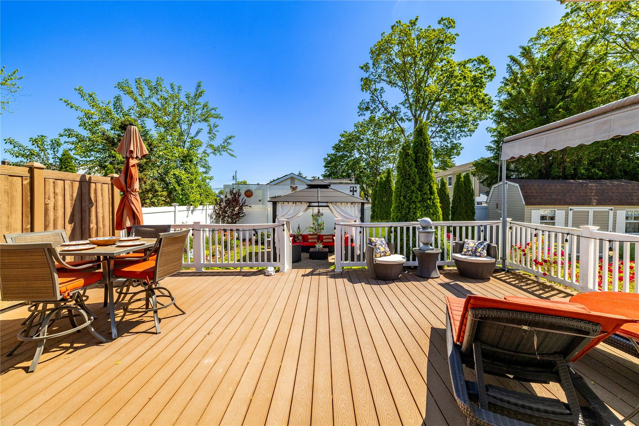 656 N Greene Avenue, Lindenhurst, NY 11757