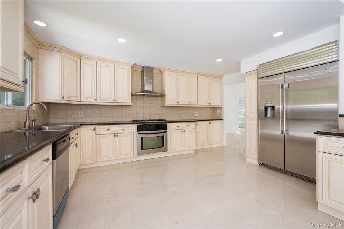 452 E Shore Road, Great Neck, NY 11024