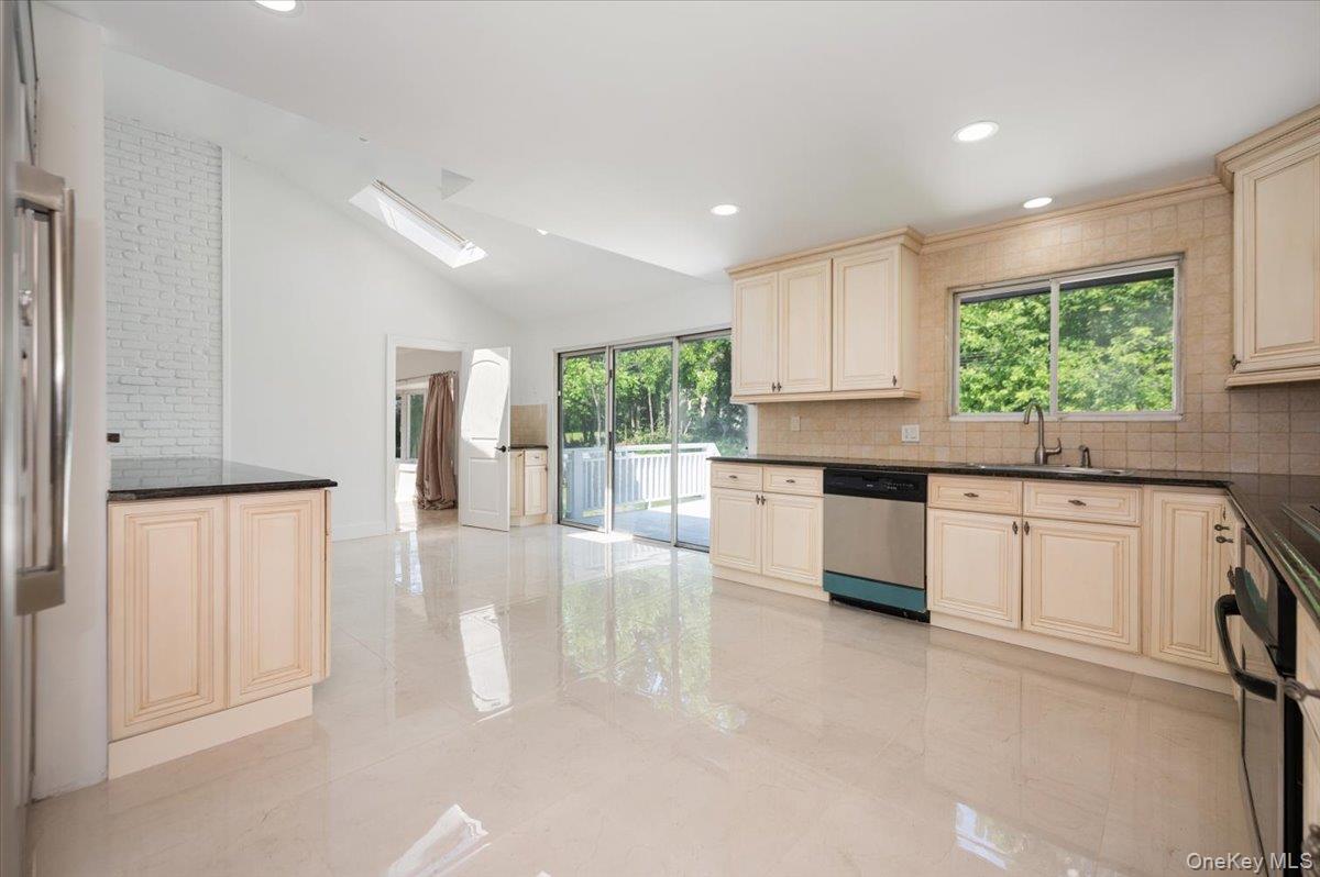 452 E Shore Road, Great Neck, NY 11024