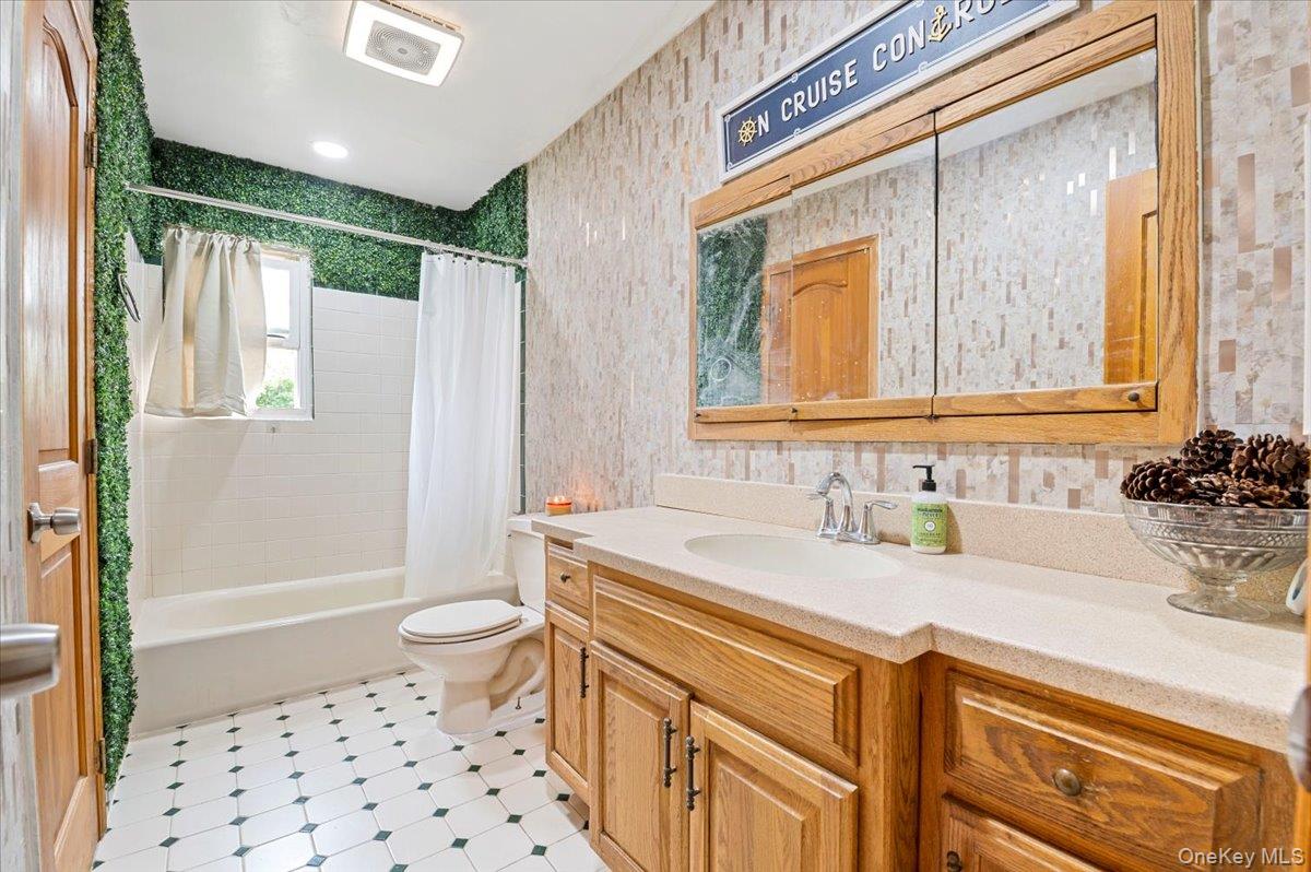 34 Dennis Lane, Bethpage, NY 11714