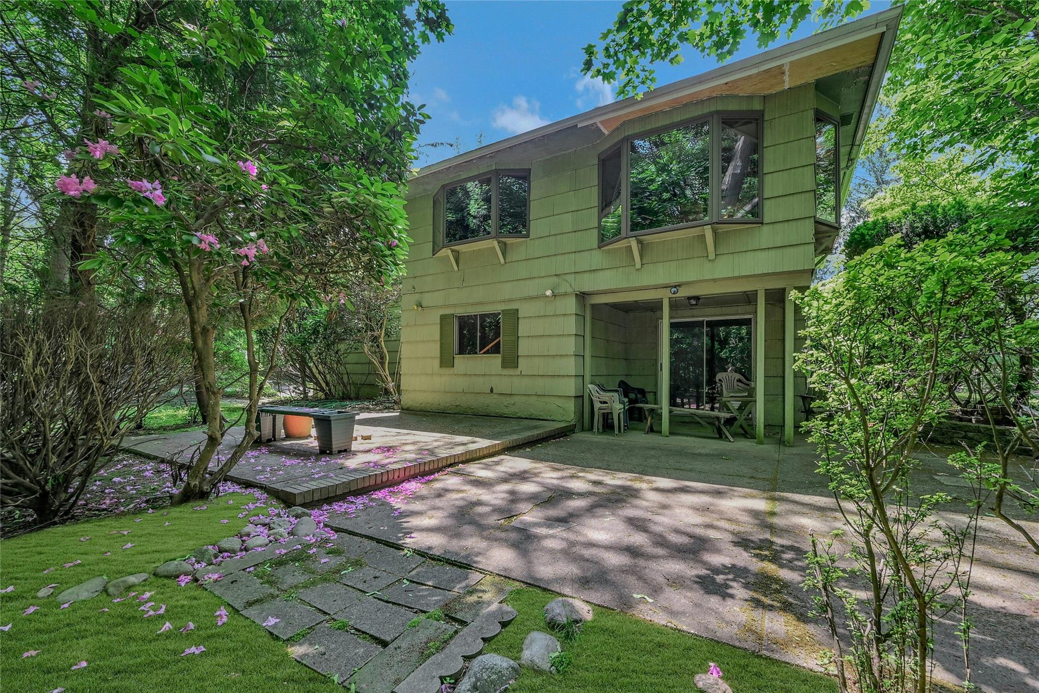 10 Moonedge Road, Northport, NY 11768