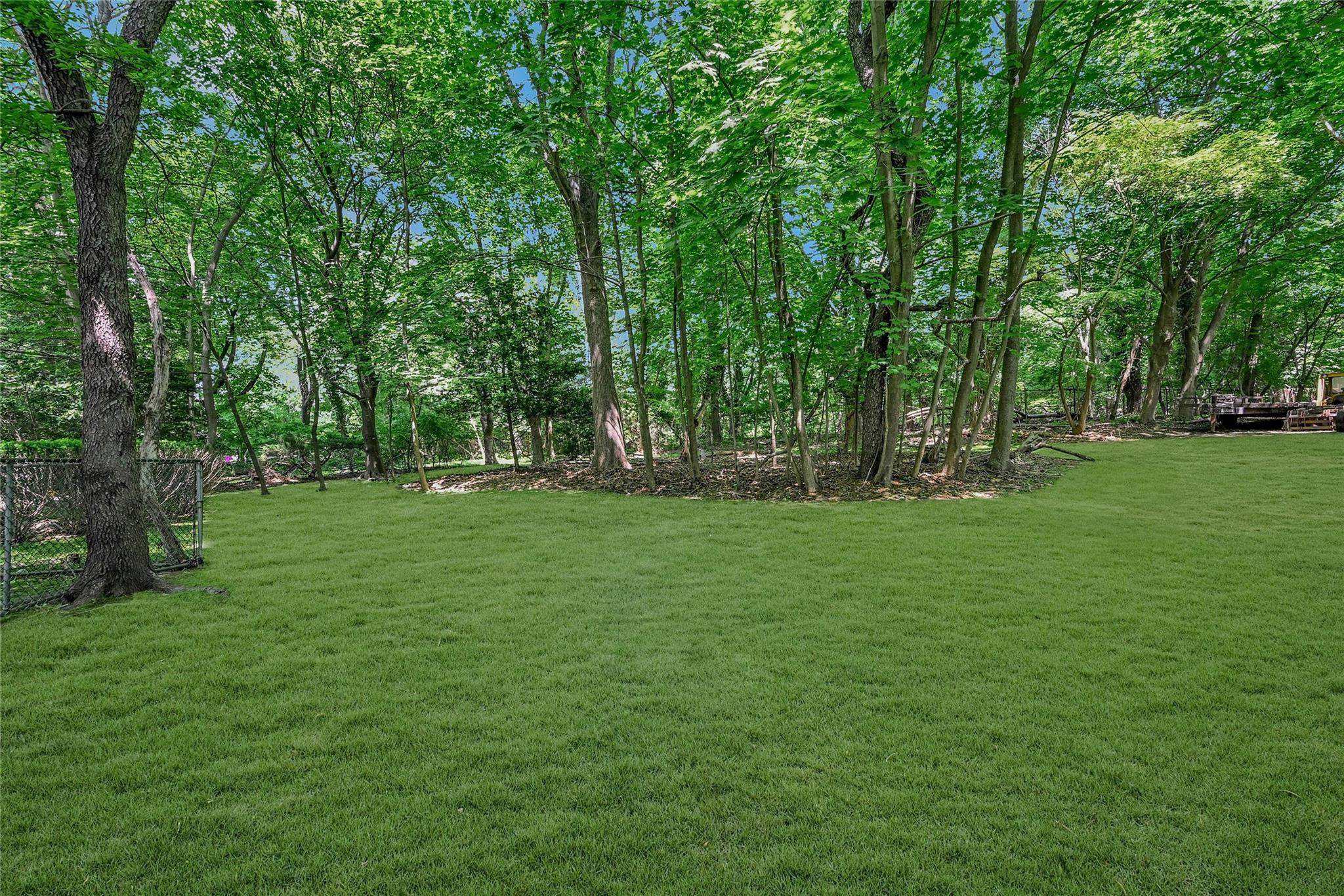 10 Moonedge Road, Northport, NY 11768