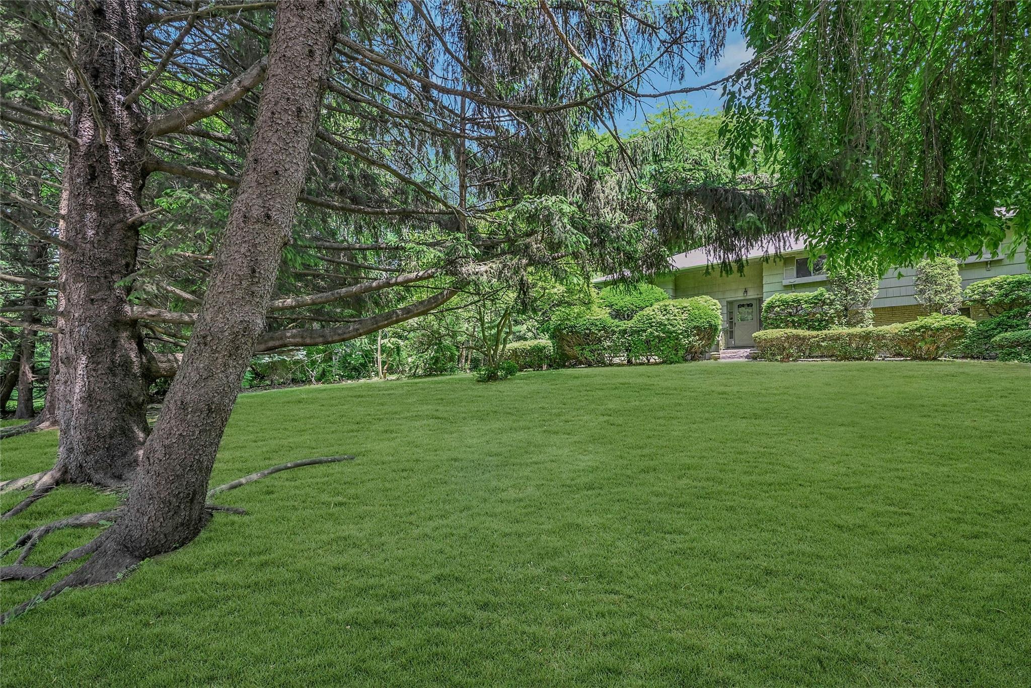 10 Moonedge Road, Northport, NY 11768