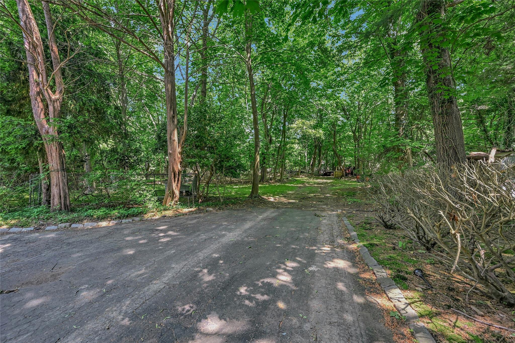 10 Moonedge Road, Northport, NY 11768